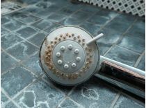 Лійку душа можна відчистити від нальоту, https://www.express.co.uk/
