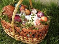 В корзину кладут паску, пасхальные яйца, колбасы, масло, фото из открытых источников.