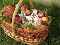 У кошик кладуть паску, крашанки, ковбаси, масло, фото з відкритих джерел