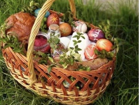 У кошик кладуть паску, крашанки, ковбаси, масло, фото з відкритих джерел