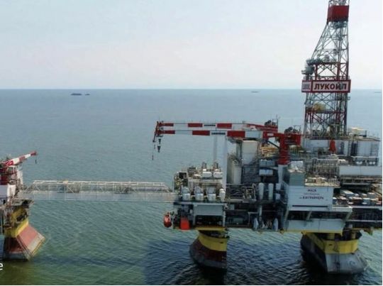 Украинские операторы ударили по двум платформам россиян в Каспийском море: фото из открытых источников