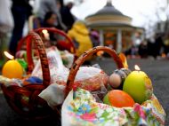 Старинные обычаи Пасхи: освящение корзины, христосование, народные забавы и&nbsp;приметы