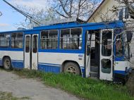 Дрон россиян ударил по&nbsp;троллейбусу в&nbsp;Херсоне: водителя не&nbsp;спасли (фото)