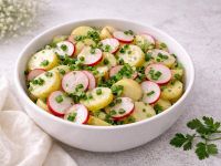 Салат из молодого картофеля, редиски и зеленого лука