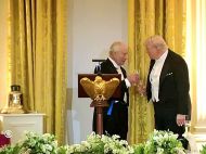 Подарок с&nbsp;подтекстом: что Чарльз III подарил Трампу в&nbsp;Белом доме (видео)