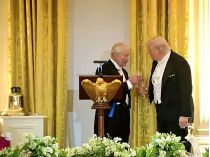 Подарок с подтекстом: что Чарльз III подарил Трампу в Белом доме