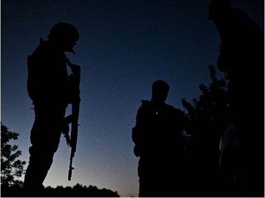 Росіяни заходять невеликими групами.