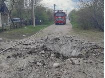 Воронка після влучання. Ілюстративне фото ДСНС
