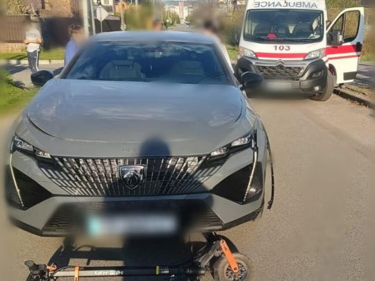 Під Києвом у Гатному 3 травня авто збило електросамокат із дітьми&nbsp;— Фото: Національна поліція України