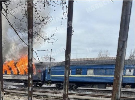 Постраждали локомотив та два вагони-прикриття, фото з відкритих джерел