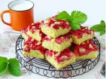дріжджовий пиріг з полуницею