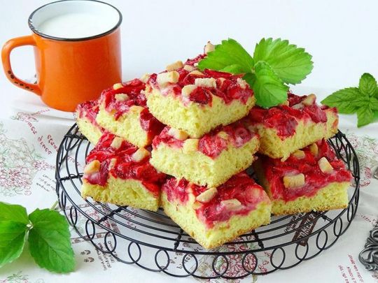 дріжджовий пиріг з полуницею