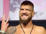 Українець Амосов на&nbsp;UFC 328 &laquo;задушив&raquo; суперника на&nbsp;100 тисяч доларів (відео)