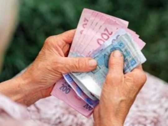 Пенсії українців за кордоном можуть зупинити: кого це стосується
