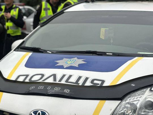 Чоловік із битою атакував ТЦК у Хмельницькому&nbsp;— Фото: Нацполіція