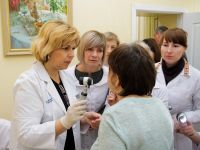 Професорка Ольга Богомолець оглядає пацієнтів 