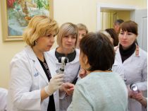 Професорка Ольга Богомолець оглядає пацієнтів 
