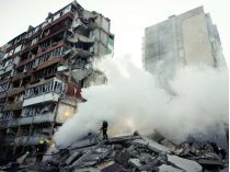 В Києві рятувальники розбирають завали зруйнованого будинку, фото ДСНС
