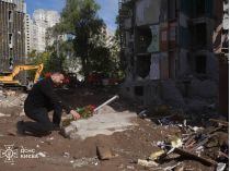 Зеленський на місці ракетного удару росіян в Києві. Фото ДСНС