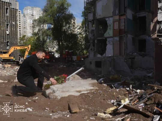 Зеленский на месте ракетного удара россиян в Киеве. Фото ГСЧС