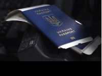 С просроченными загранпаспортами украинцев не будут пускать за границу, фото интернет