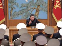 Кім Чен Ин на зустрічі командирів армії КНДР. Фото KCNA