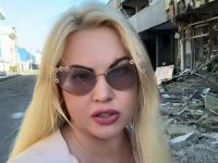 Камалия возле разрушенного бизнес-центра