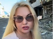 Камалія біля зруйнованого бізнес-центру