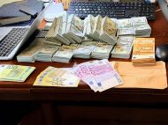 Елітний автопарк, швейцарські годинники і&nbsp;22 млн готівки: що&nbsp;знайшли у&nbsp;&laquo;топів&raquo; Нацполіції (фото)
