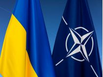 Прапори України та НАТО 