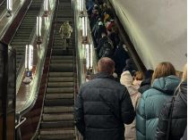 Військовий в метро