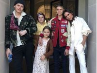 Виктория Бекхэм со своими детьми