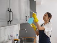Жир на кухонних шафах зникне за хвилини: перевірені поради професіоналів