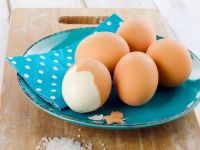 Що додають у воду, щоб яйця чистилися за секунди