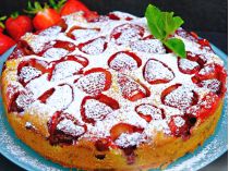 Пирог с клубникой без лишних калорий