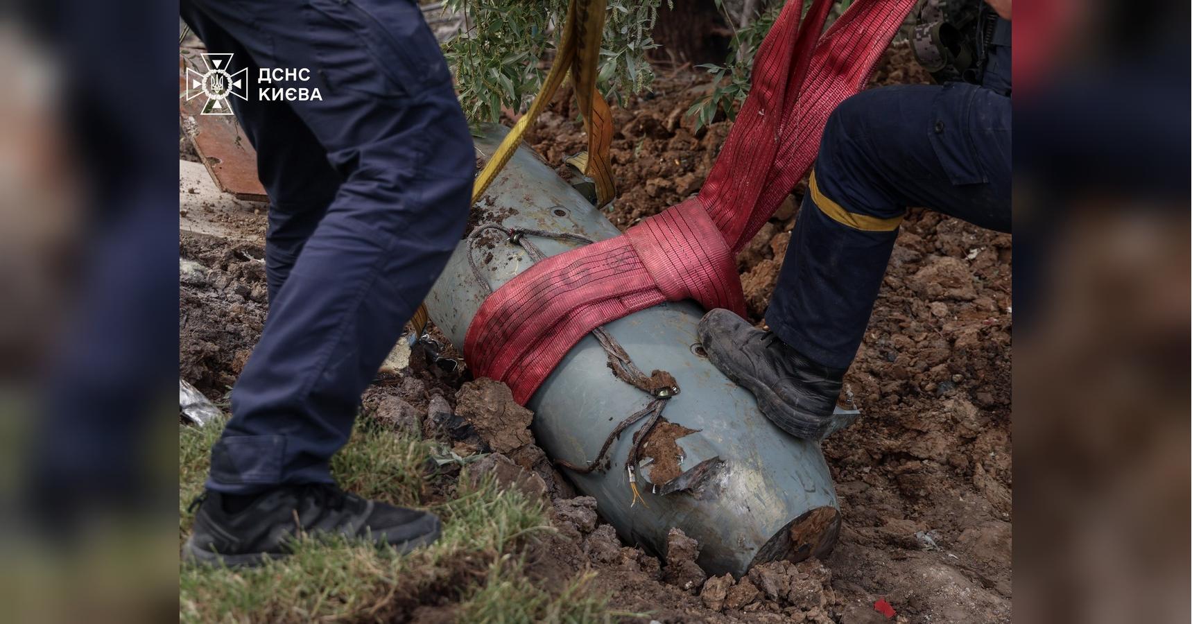Смертельна знахідка: у Києві знайшли вцілілу бойову частину ракети (фото, відео)
