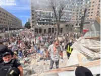 Удар по Києву. Люди розбирають завали