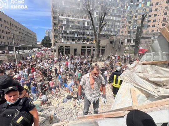 Удар по Києву. Люди розбирають завали