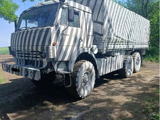 Російська військова машина, розфарбована під зебру 