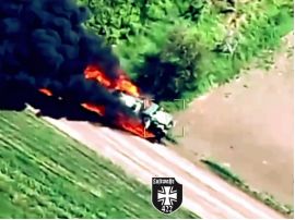 Палаючий бензовоз на кримській трасі. Фото 422 полку безпілотних систем ЗСУ 