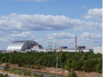 Арку над 4-м энергоблоком россияне повредили в декабре 2025 года. Фото из соцсети