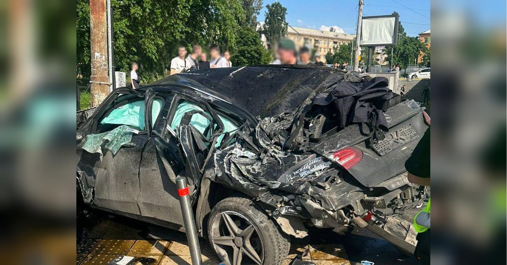 У Києві автомобіль влетів у підземний перехід: повідомляють про щонайменше чотирьох загиблих (фото, відео)