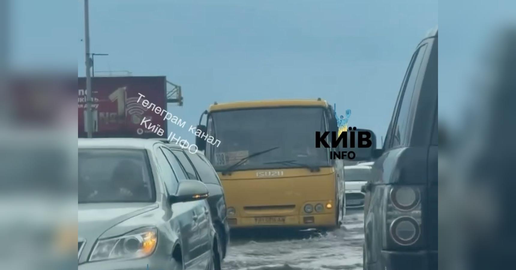 А у Києві дощ: вулиці міста пішли під воду (відео)