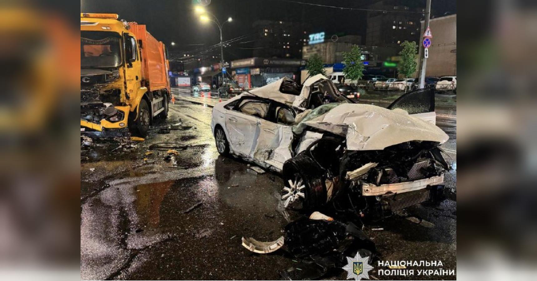 Моторошна аварія в Києві: легковик вилетів на зустрічну смугу та врізалася у вантажівку