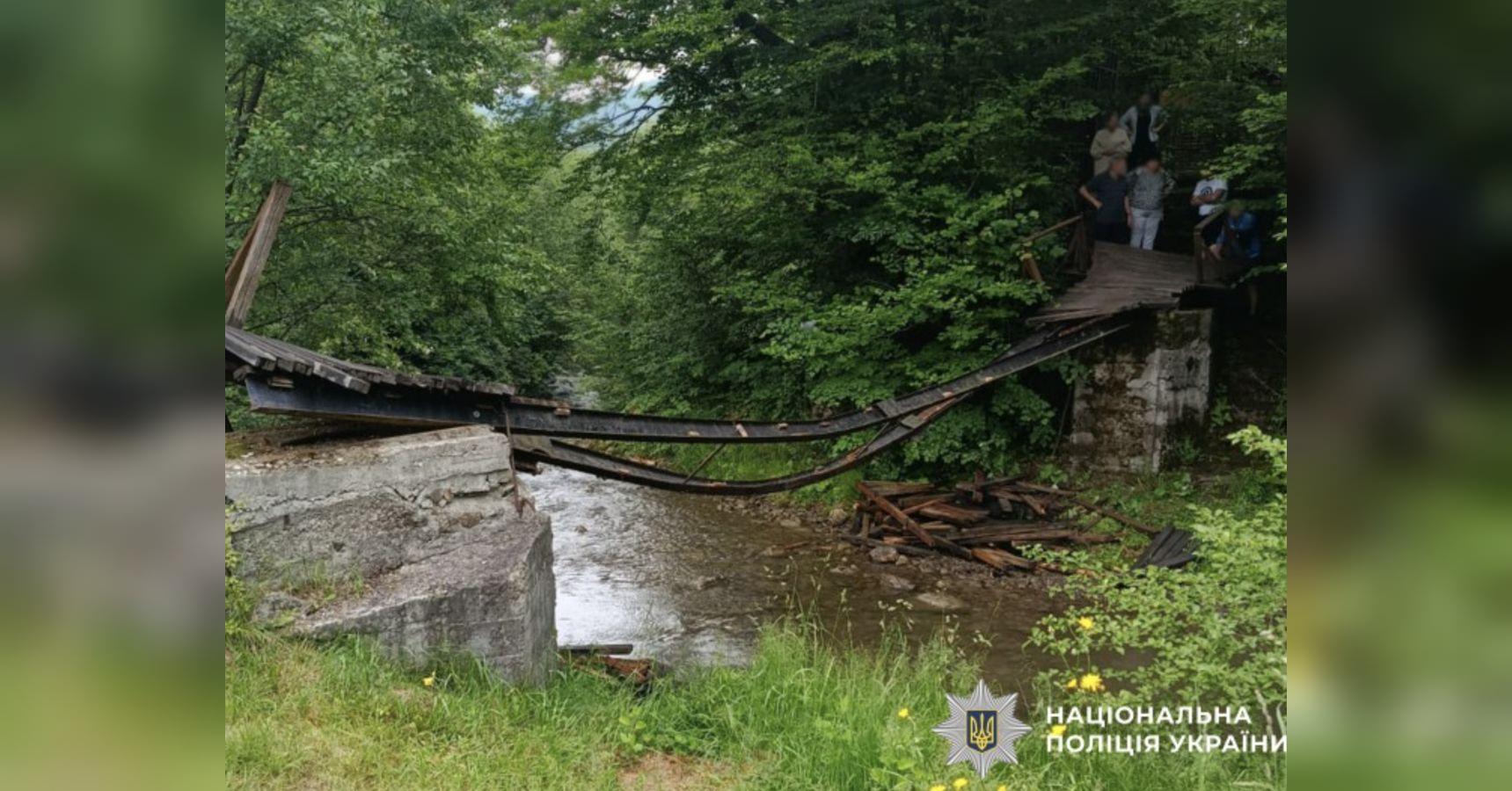 На Буковині обвалився міст з дітьми: що відомо (відео)