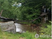 Понад 30 дітей були на мосту, коли він обвалився, фото прокуратура