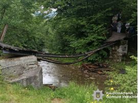 Понад 30 дітей були на мосту, коли він обвалився, фото прокуратура