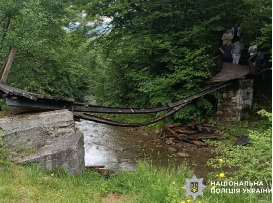 Понад 30 дітей були на мосту, коли він обвалився, фото прокуратура