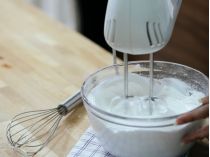 Взбитые сливки получатся густыми, кремовыми и не будут сворачиваться: главный секрет от профессиональных кондитеров