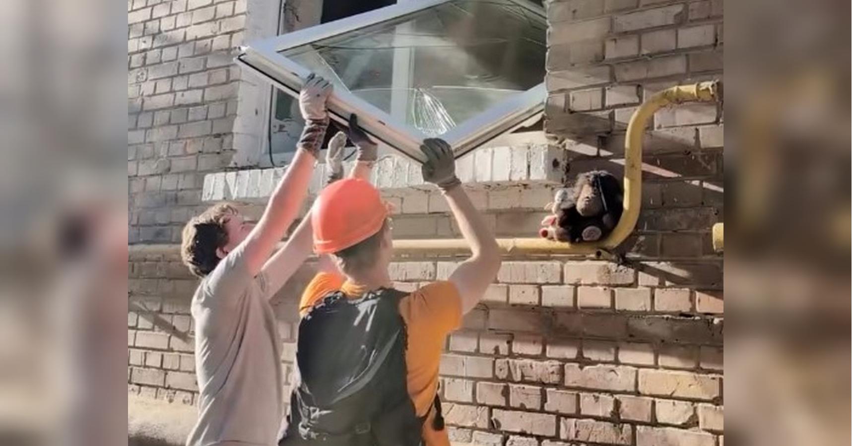 «Після влучання „Шахеда“ з-під завалів ми витягли десь 15 собак і котів»: волонтери спільноти «Київські кажани» допомагають постраждалим людям